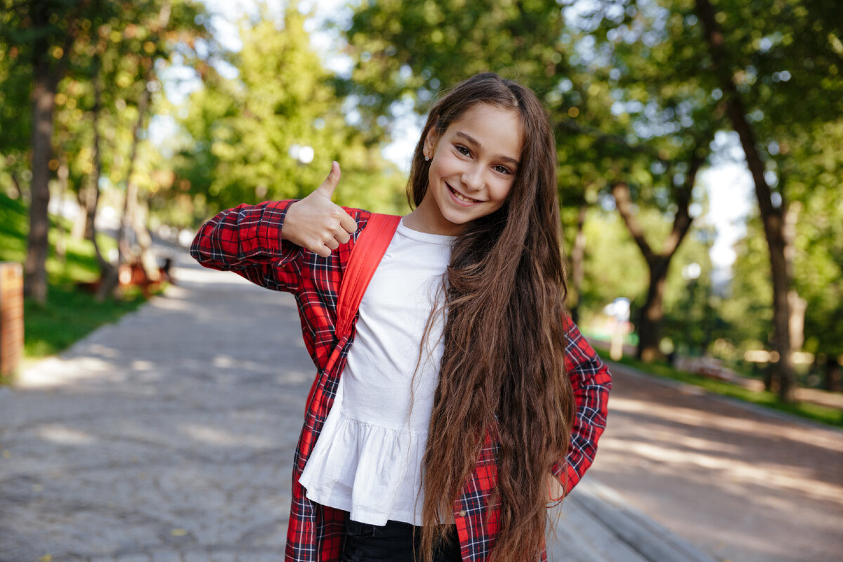 <a href="https://ru.freepik.com/free-photo/smiling-brunette-young-girl-posing-in-park-and-showing-thumb-up_7338930.htm#query=%D1%81%D0%B8%D0%BC%D0%BF%D0%B0%D1%82%D0%B8%D1%87%D0%BD%D0%B0%D1%8F%20%D0%B4%D0%B5%D0%B2%D0%BE%D1%87%D0%BA%D0%B0%2010%20%D0%BB%D0%B5%D1%82&position=20&from_view=search&track=ais">Изображение от drobotdean</a> на Freepik