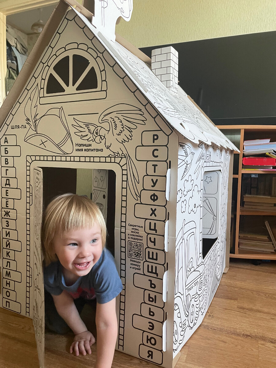 Подарок от семьи крестного папы, все вместе раскрашивали) И кот спал)