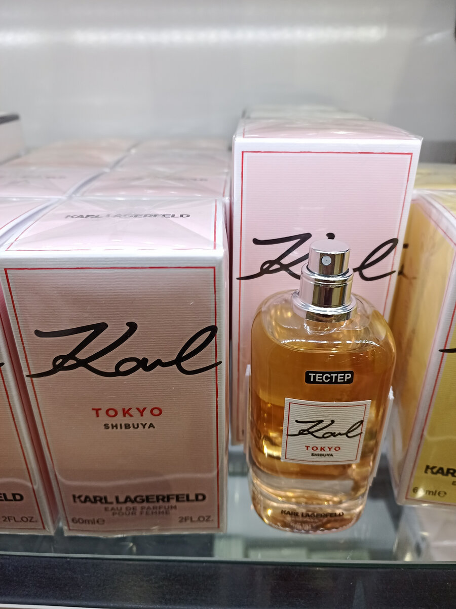 Верхние ноты: Водные ноты, Ревень и Цитрусы; средние ноты: Магнолия, Цветок вишни и Пион; базовые ноты: Белый мускус, Кедр и Амбра