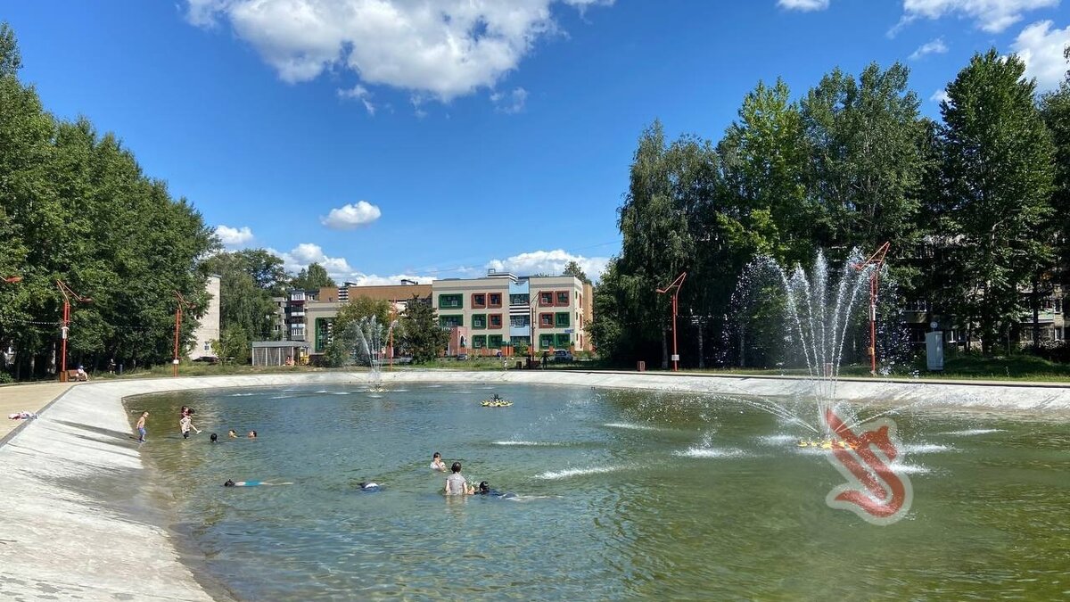     В Казани дети продолжают купаться в фонтане сквера 100-летия образования строительной отрасли Татарстана. На это обратил внимание корреспондент Inkazan.