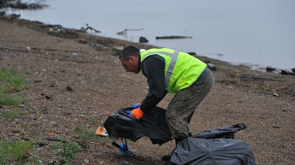     Берег Амура в Хабаровске теперь чист и аккуратен благодаря работникам и волонтёрам, которые регулярно очищают популярные места отдыха после выходных.