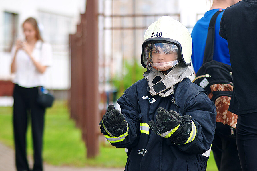 Спасатель минск. Смена в пожарной части фото. Картинка 4 смена пожарные. Машина спасателей. Пожарные и спасатели.