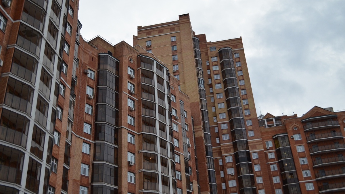     Председатель следственного комитета России Александр Бастрыкин поручил повторно возбудить уголовное дело. Причиной стали сообщения о нарушении прав жильцов жилого комплекса «Солнечный город». Об этом сообщили в пресс-службе ведомства.