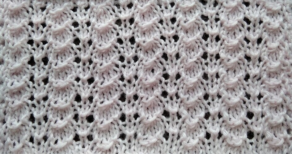 Нежный, красивый и очень простой узор спицами