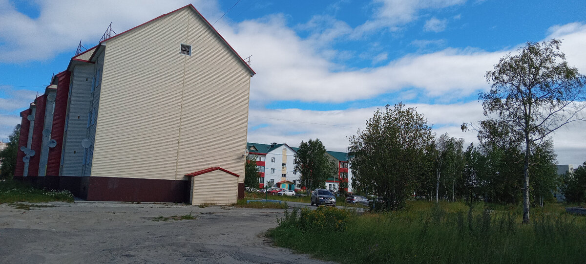 Невысокие дома, заросшие дворы...