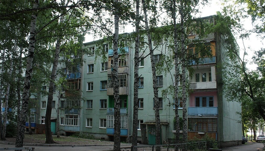 Современный Кулагинский сквер окружен подобными домами 