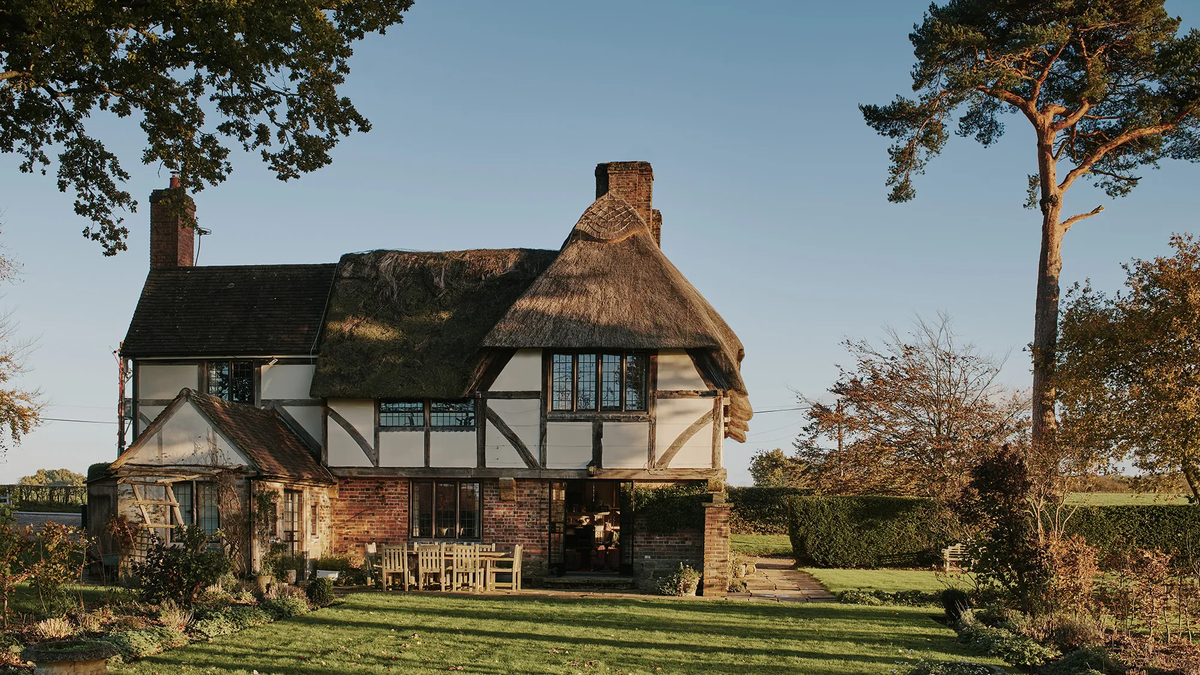 Ферма находится в захолустье. До других жилых домов — далеко. А до ближайшего крупного населенного пункта — несколько часов езды на машине. Несмотря на это, семье тут нравится