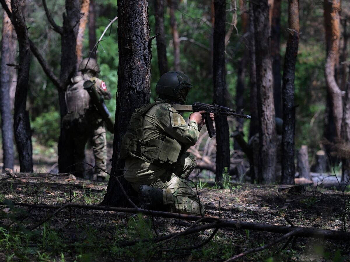    Военнослужащие огнеметного взвода уходят на выполнение боевой задачи в зоне СВО© РИА Новости / Евгений Биятов