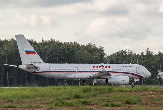    Самолет Ту-204-300 специального летного отряда в аэропорту Внуково