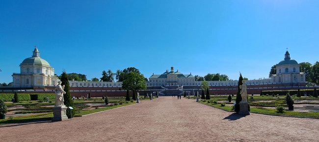 Партерный сад перед северным фасадом Большого (Меншиковского) дворца /фото из личного архива/