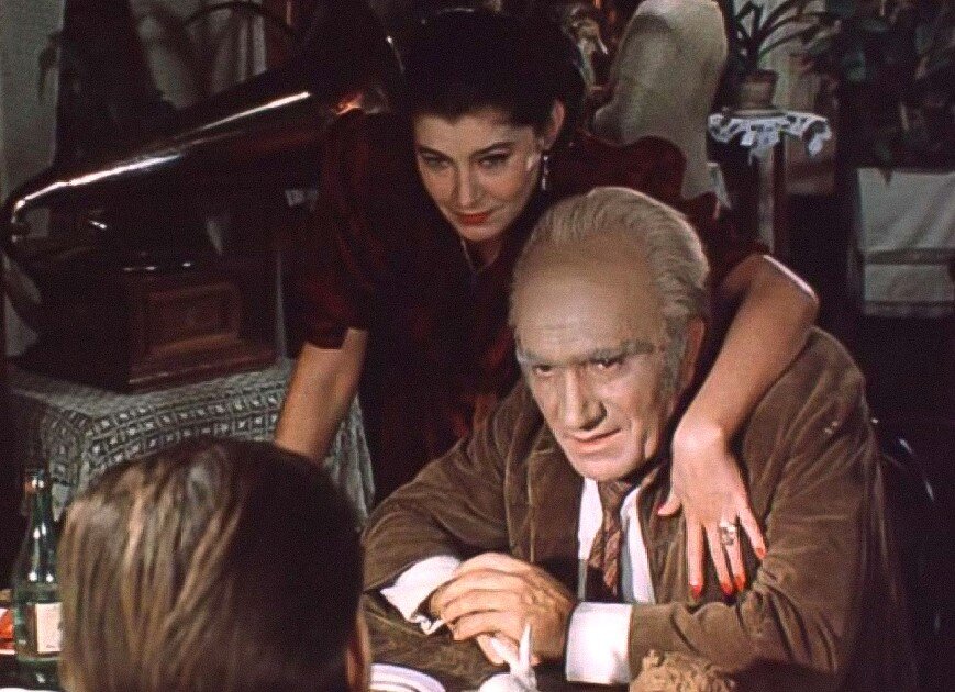 Клаша (Валерия Заклунная) в момент произнесения роковой реплики. Кадр из фильма "Место встречи изменить нельзя". Изображение взято в открытых источниках.