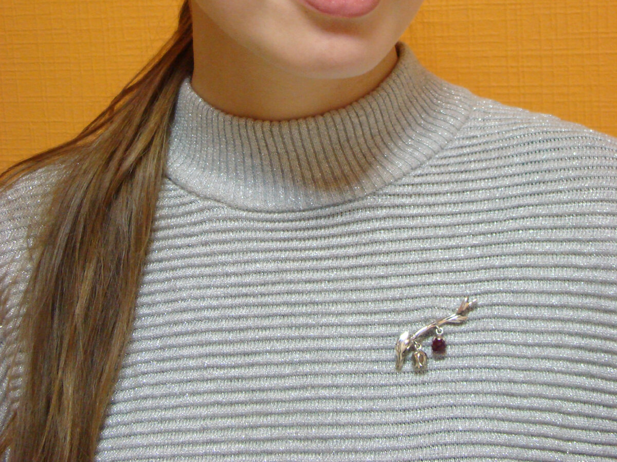 Изготовление  парюры с малиновой шпинелью началась с броши.  