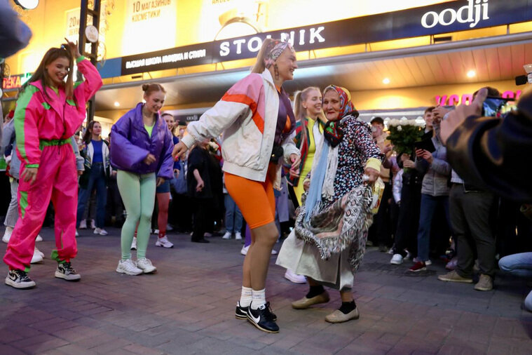    Акция «Сима-ленда» в центре Екатеринбурга, посвященная дню рождения Юры Шатунова URA.RU