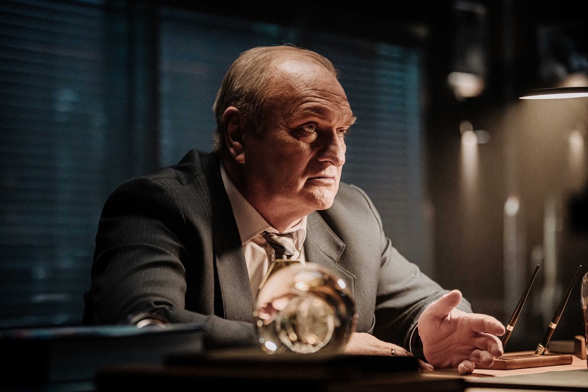 Премьер вызов 2023. Плакат кино. Постеры к фильмам. Владимир машков 2022. Вызов фильм 2023 постер.