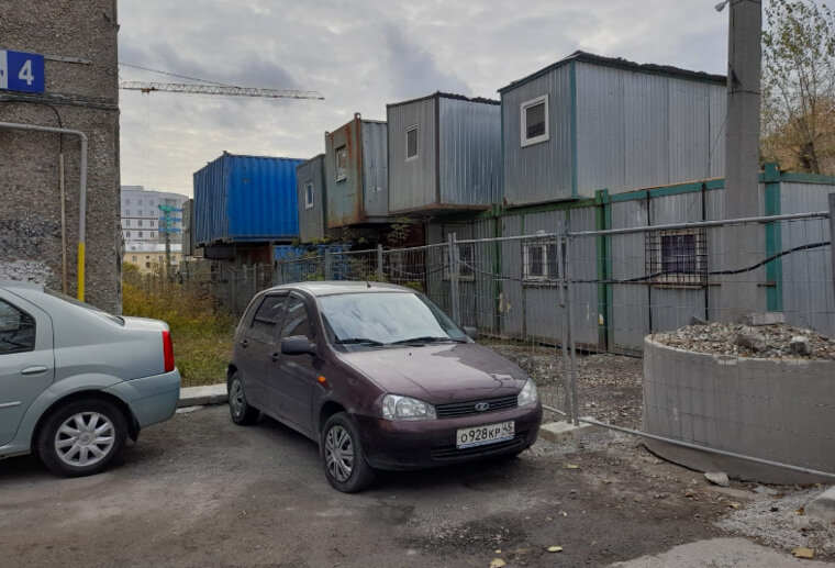    Стройплощадка примыкает к дому