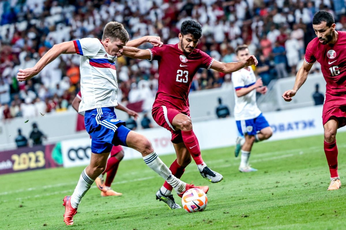 Эпизод матча Катар – Россия. Фото – Михаил Шапаев / РФС.