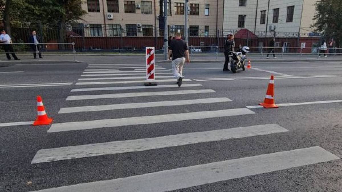 Столбики на тротуаре. Ограждения для безопасности пешеходов. Столбики для ограждения дорог. Столбики защитные для пешеходных переходов.