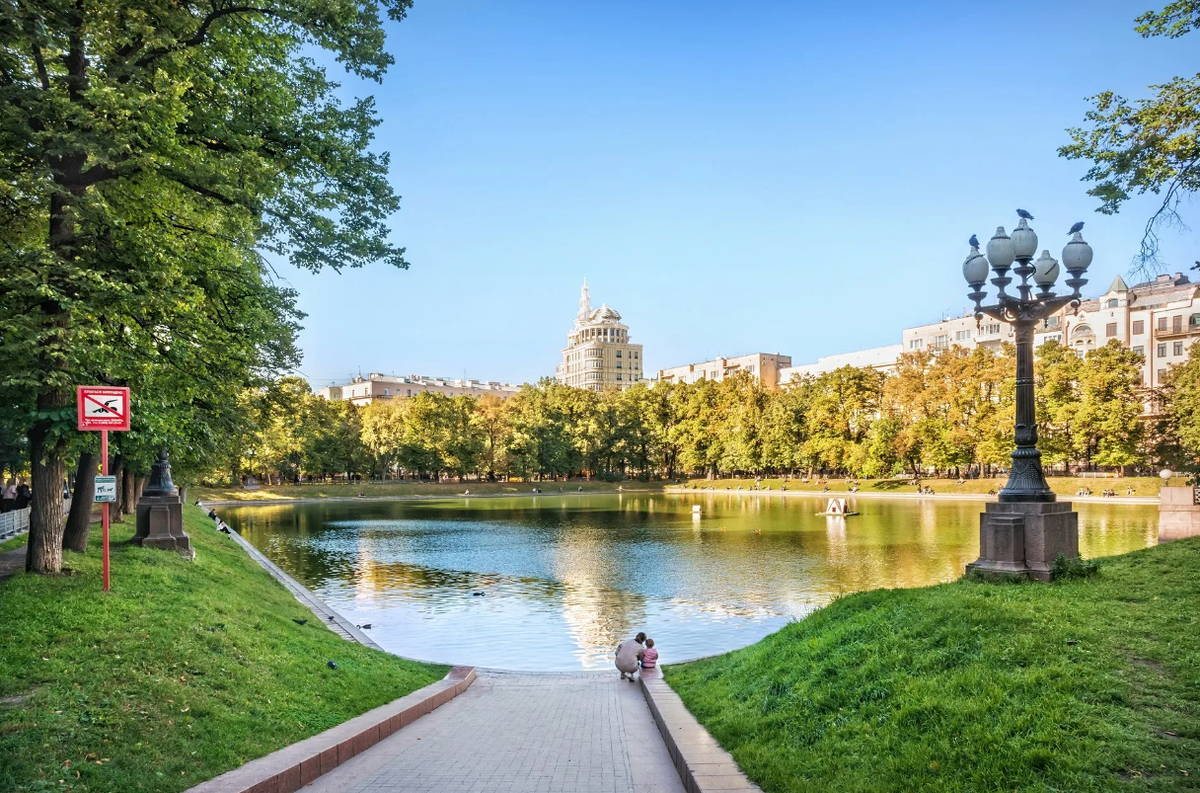 Парк Патриаршие пруды Москва. Патриаршие пруды 2021. Патриаршие пруды МГУ. Патриаршие пруды Москва достопримечательности.