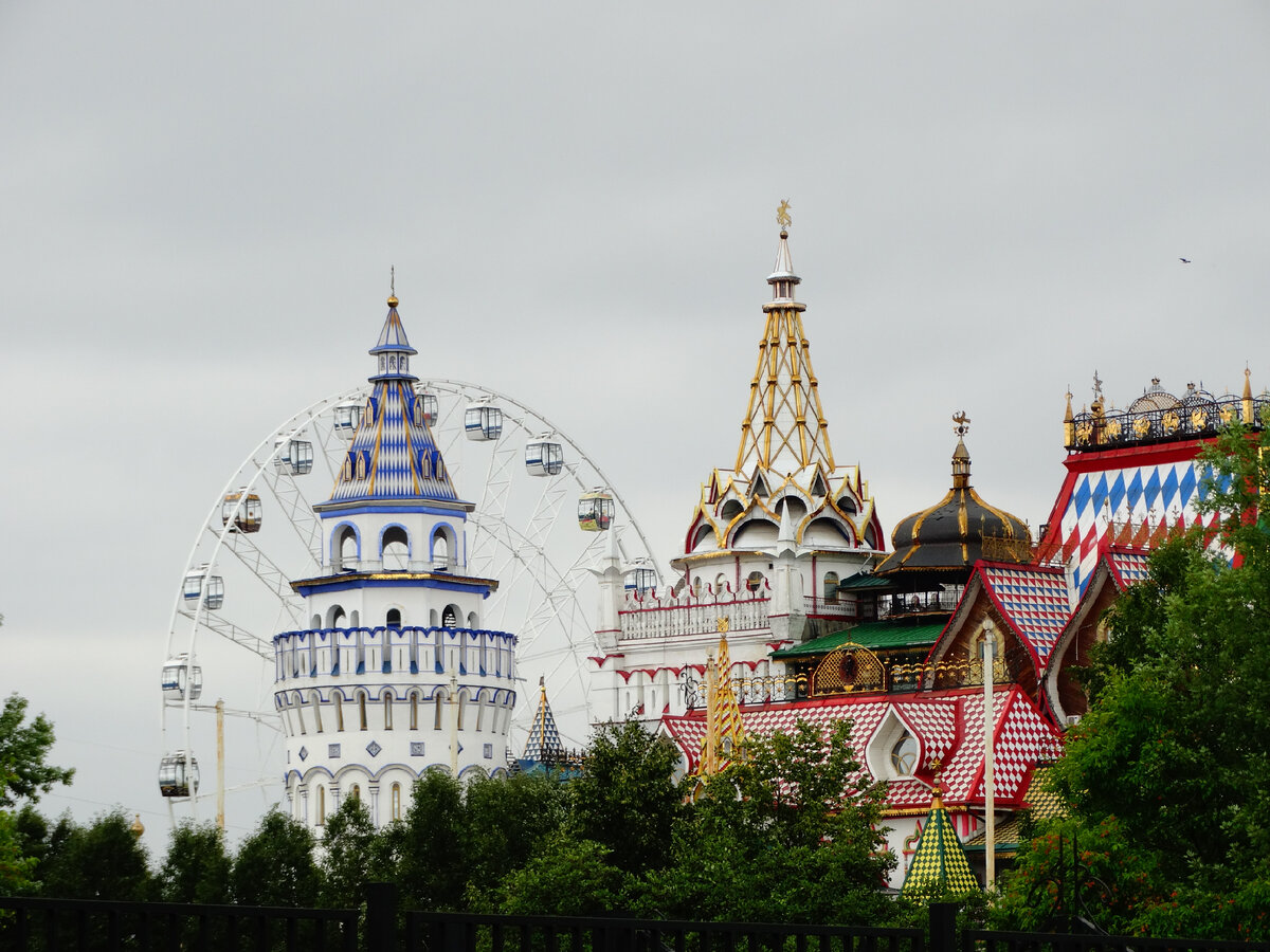 Как-то я вхлам разругалась с какой-то мелкой блогершей по поводу схожей расцветки у храма. Она назвала её петушиной. Но, во-первых. адекватный человек никогда так не скажет про храм. А во-вторых, когда жизнерадостные яркие краски вызывают раздражение - это диагноз.