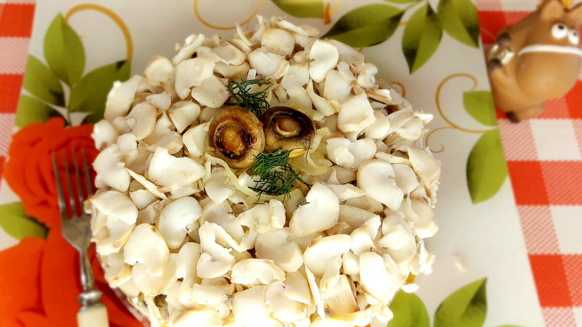 Вкусный рыбный салат можно очень быстро приготовить из  доступных и бюджетных ингредиентов. Такой салат с рыбой и грибами  можно смело  подать к праздничному столу.