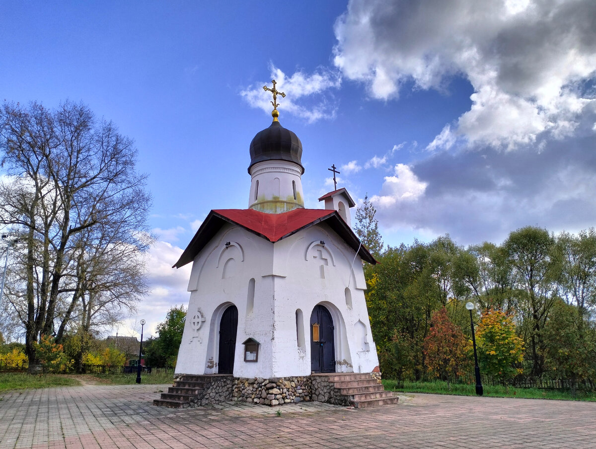 Небольшая церквушка в снегирях