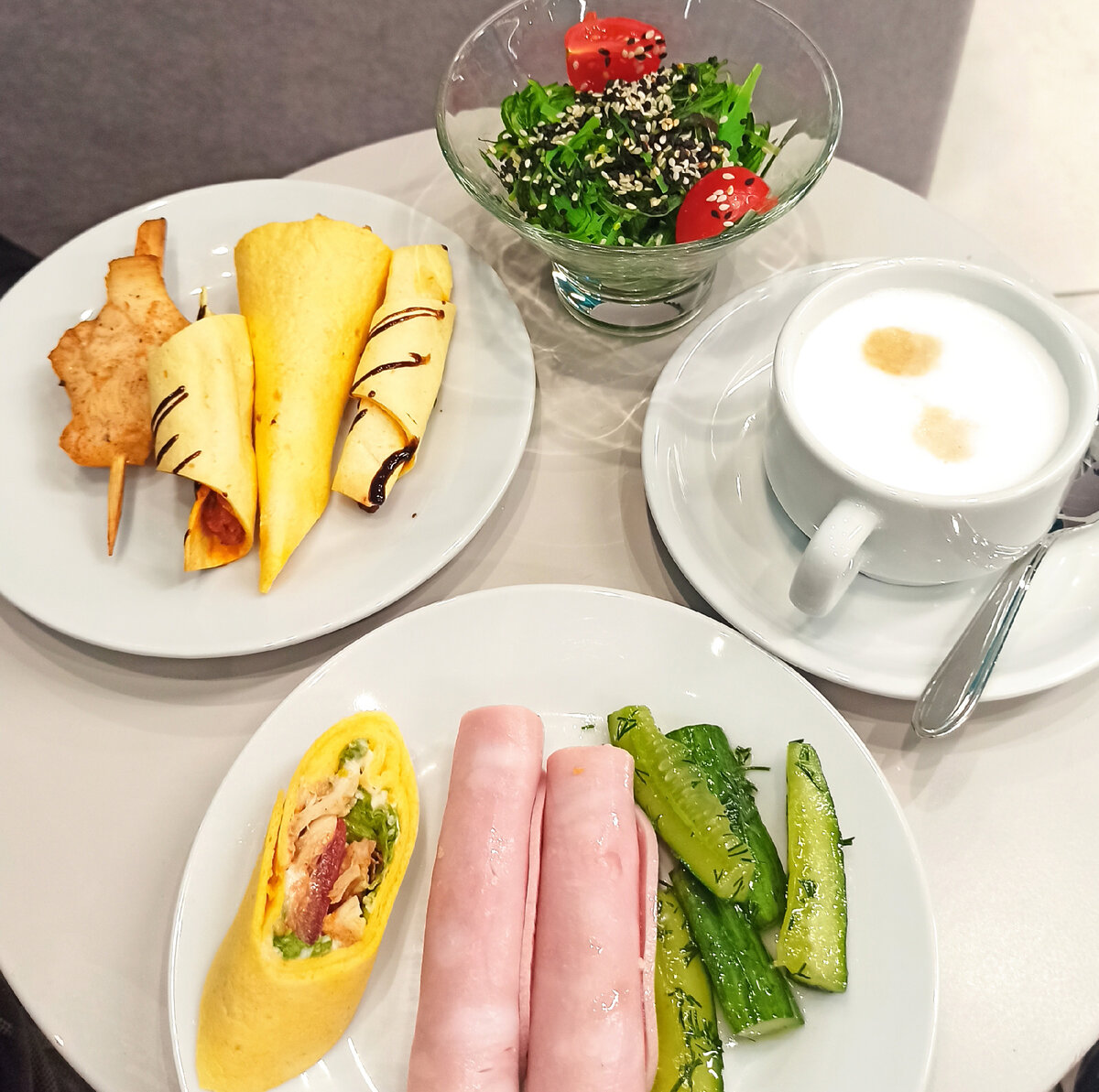 Ужин из бизнес-зала ожидания аэропорта Домодедово. Благодаря премиум-тарифу от Тинькофф у меня бесплатные проходы. Редко летаю, но пользуюсь каждый раз. Июль 2023. 