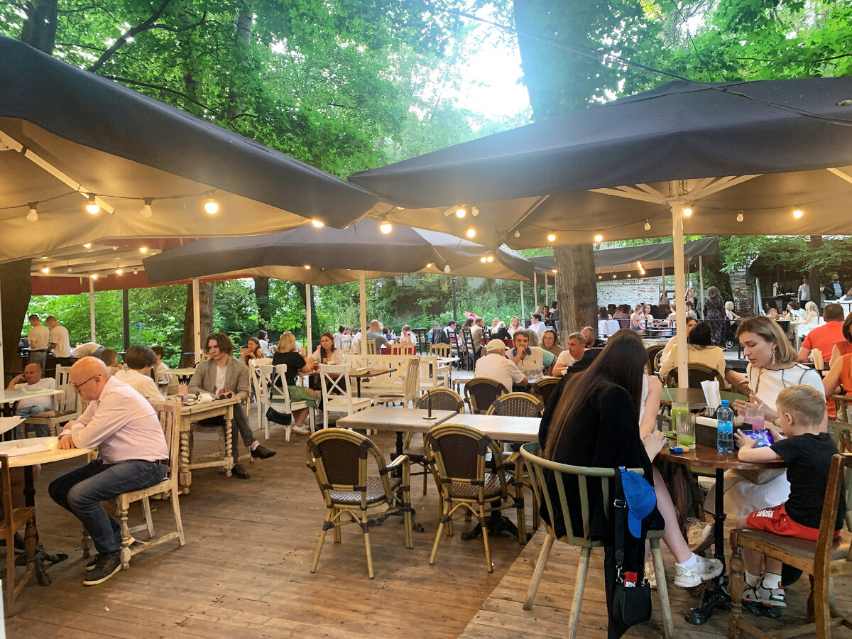 Веранда комплекса ресторанов "Дом 16"