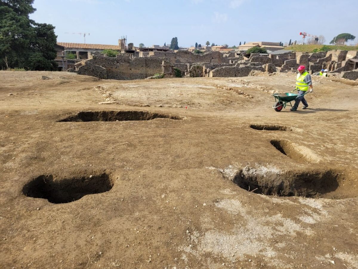     Начало раскопок в 10 квартале IX района Parco archeologico di Pompei