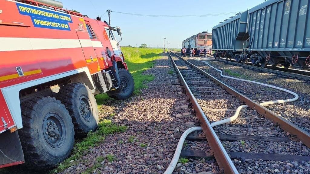     Приморская транспортная прокуратура проводит проверку по факту пожара на локомотиве, который случился на станции Галенки. Отмечается, что от огня пострадал магистральный тепловоз.