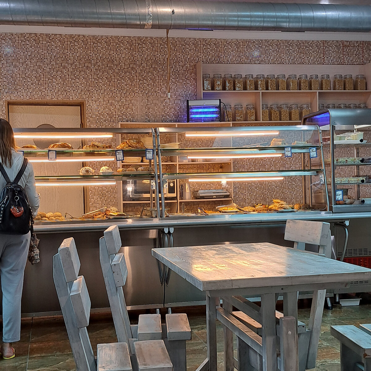 Два больших зала в помещении, и много столиков на улице. В помещении работают кондиционеры, на улице тоже прохладно 