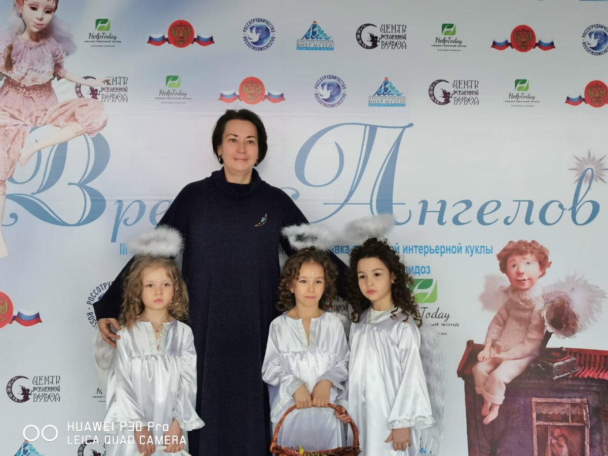 Это фотография с нашей благотворительной выставки "Время Ангелов", которую мы ежегодно устраивали в Алматы (Казахстан) в пользу детей, страдающих муковисцидозом. 