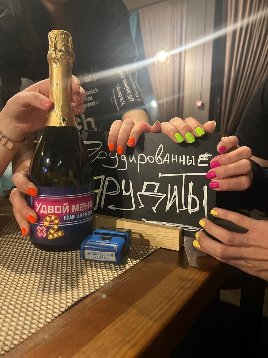 Фото автора. Даже встретились со своей командой, поиграли и второе место заняли)