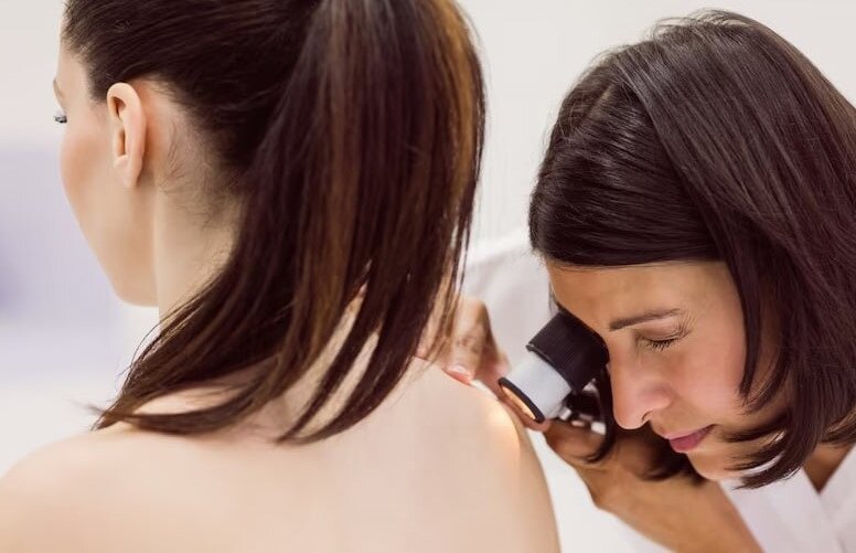 При любых негативных симптомах со стороны невуса нужно обратиться к врачу