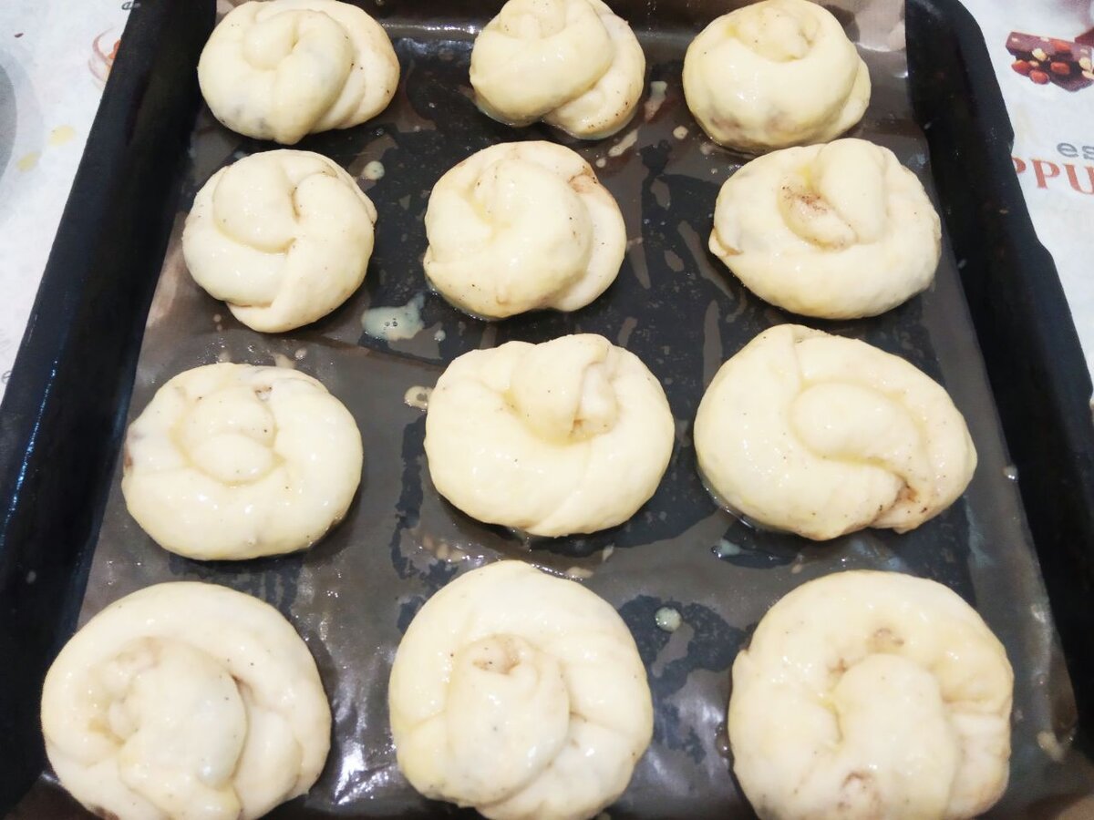 в шкафу 8 булочек из которых 2 с изюмом