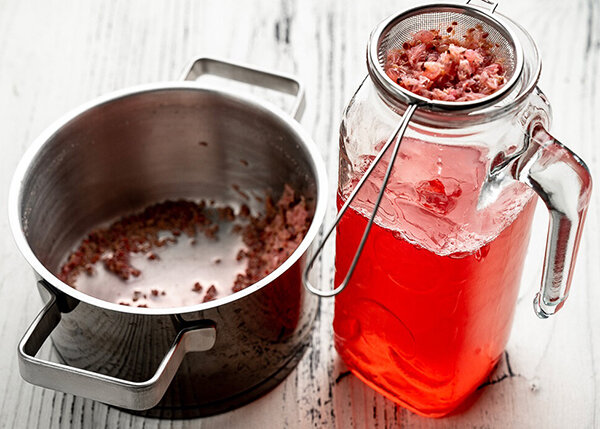 Морс из красной смородины — это очень вкусный освежающий напиток, приготовленный из смеси сладких и кислых ягод.-12