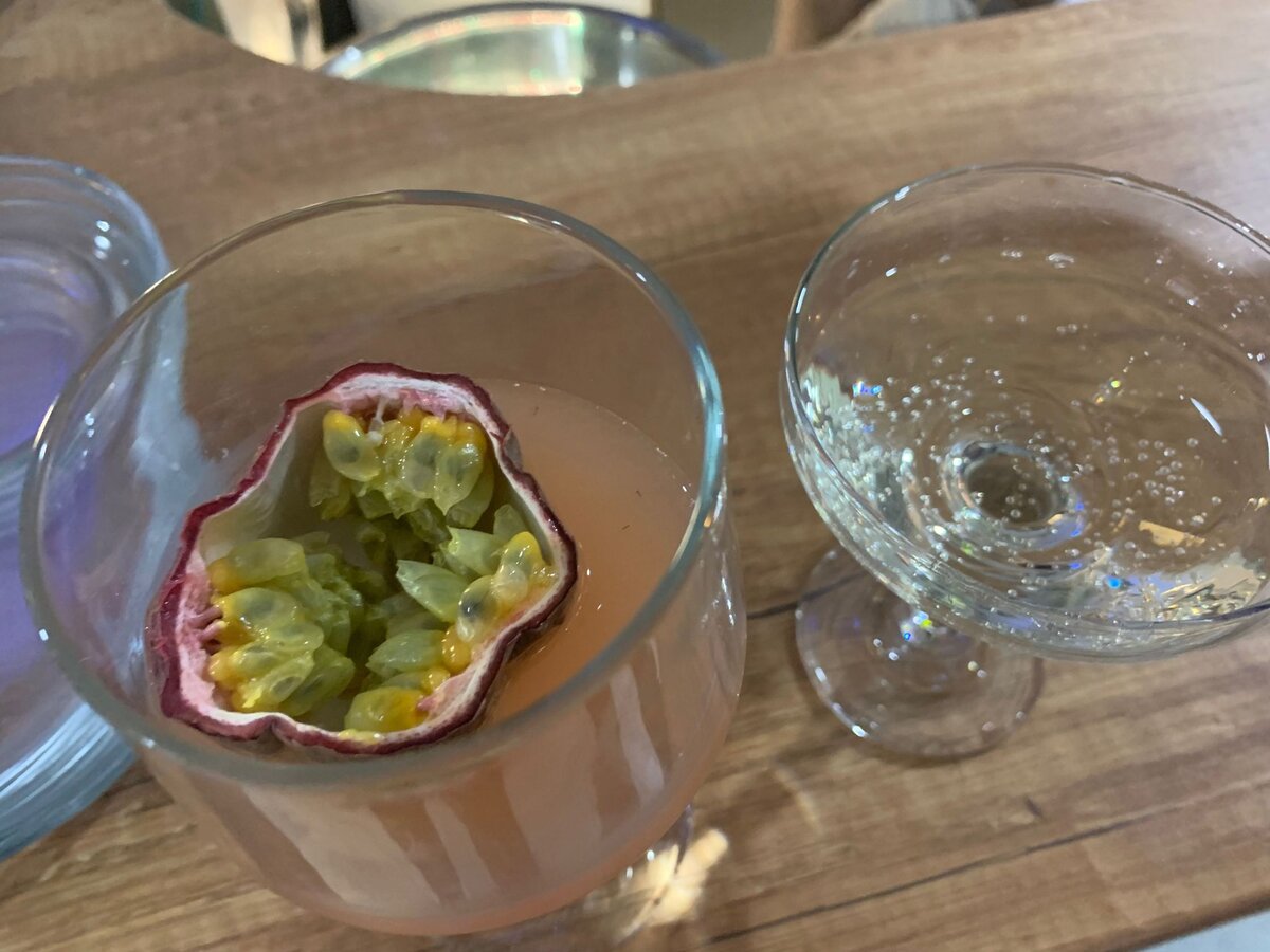 Коктейль с маракуйей, по видимому. Тоже от Никитоса