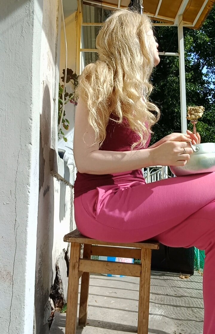 Промзона вид из окна. Фото валентины из дневник нищенки дзен. Трущобы прага варшава. Нищенка из захолустья отзывы. Фотосессия в деревенском доме.