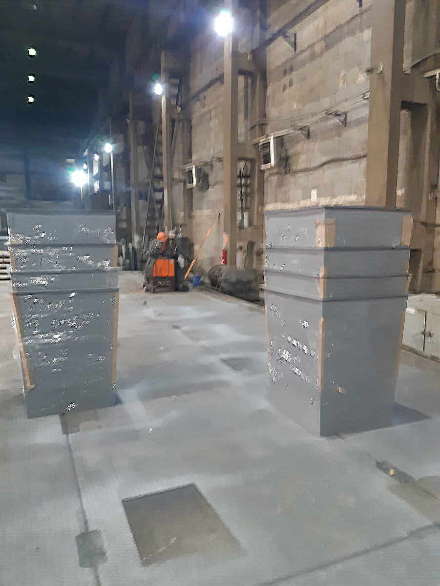 Доукомплектовка контейнера для ТБО 0,75 м³ откидной крышкой обеспечивает надежную изоляцию мусора, а усиленные ребра жесткости и устойчивая кромка по верхнему краю — целостность даже при полной загрузке.