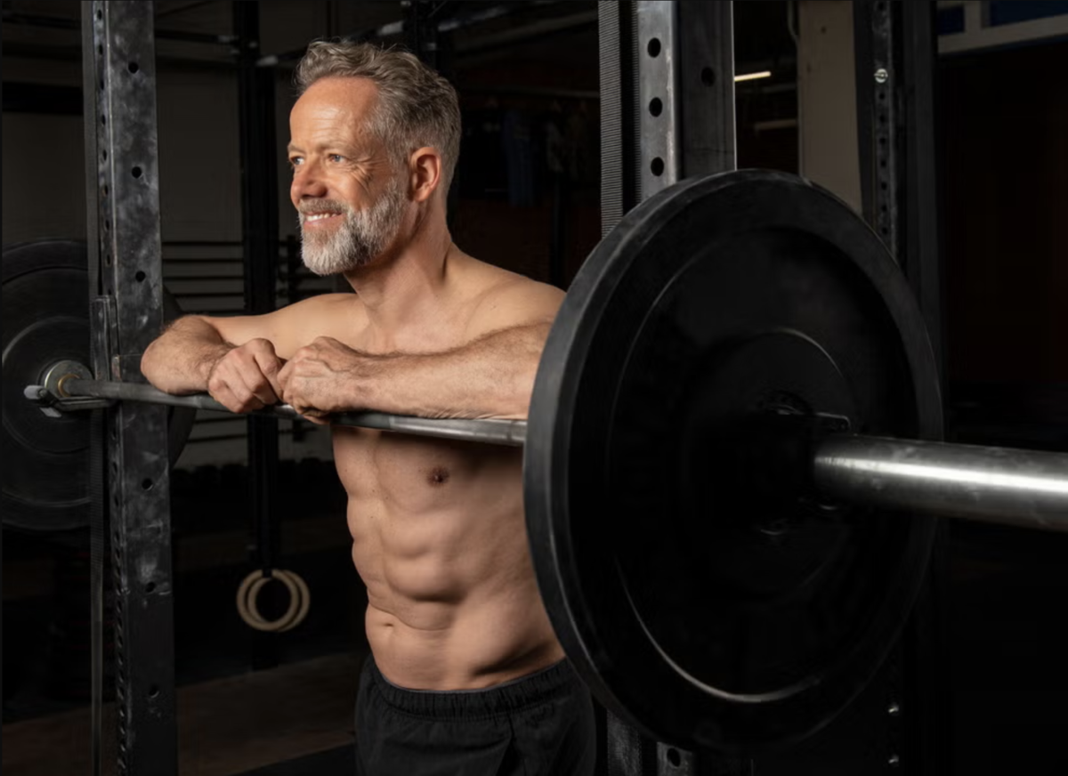 Женщина 50 лет в спортзале. Пожилой мужчина занимается спортом. Тренировки после 45. Тренировки после 45. Спортивные люди.