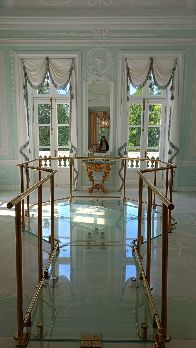 Штукатурный кабинет мне удалось сфотографировать без посетителей. Заходить можно только в ограждëнную часть, где пол защищëн. Не знаю как у кого, у меня сердце замирает от такого простого изящества