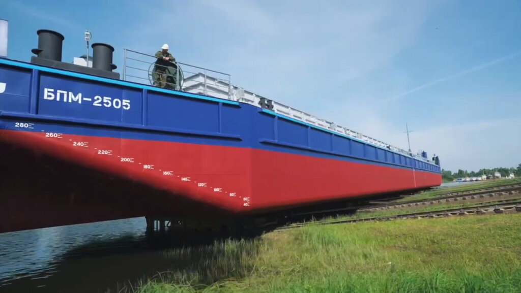 Спущена на воду новая универсальная баржа БПМ-2505 / Фото из видео "Норникеля"  📷
