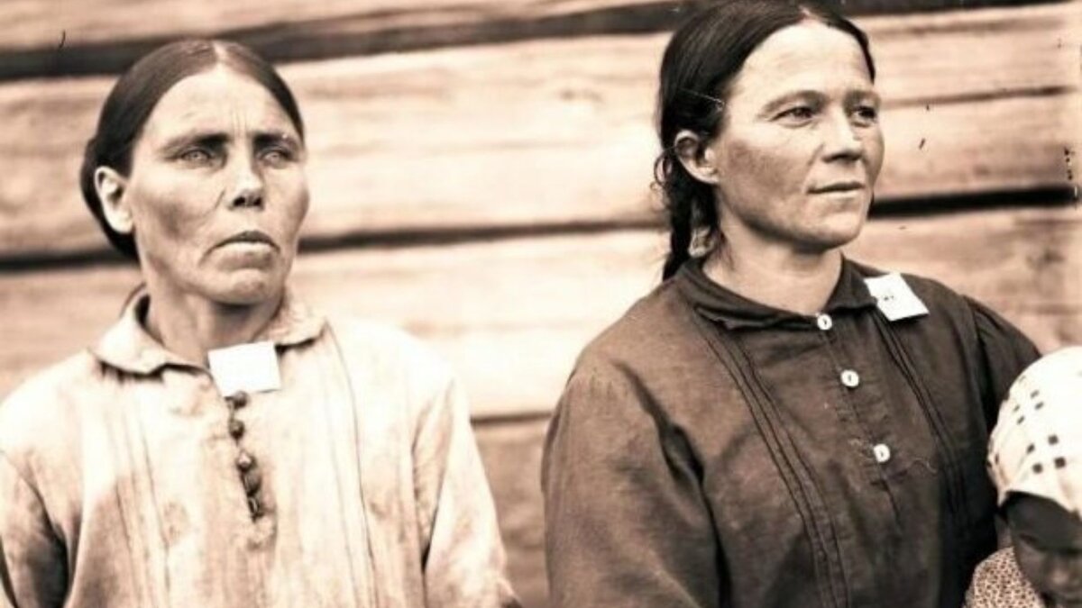 С которым 30 лет назад. Раньше люди выглядели. Свадьба 30 годы умберто. Пляжи начала 20 века. Как выглядели люди 100 лет назад.