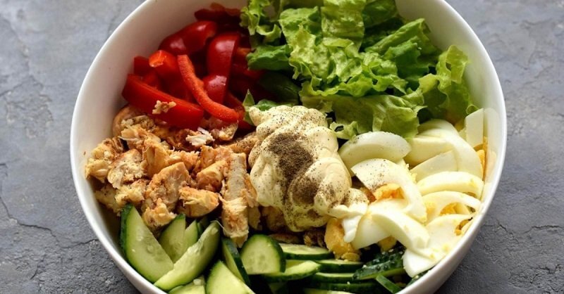 Салат с жареной курицей, 8 рецептов приготовления с фото пошагово на школаселазерновое.рф