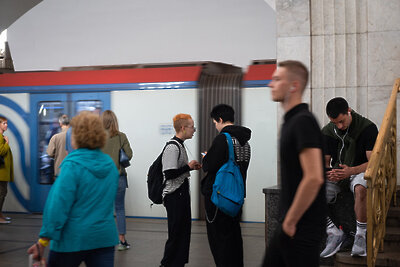    Пассажиры на платформе и прибывающий поезд на станции московского метро "Пушкинская" Таганско-Краснопресненской (фиолетовой) линии летом ©Александр Манзюк РИАМО