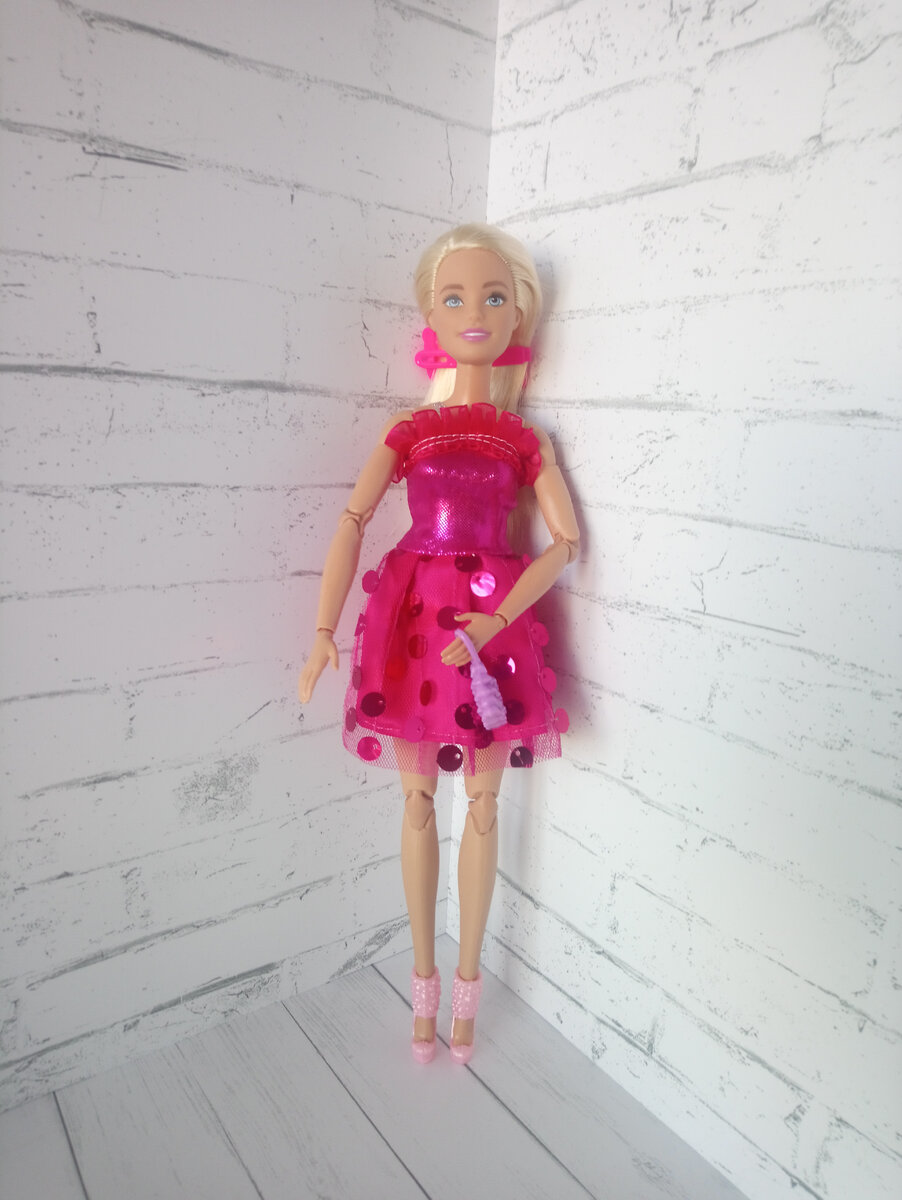 В качестве модели будет Варя. Яркое малиновое платье, вид спереди. Это платье очень понравилось Вариной подруге Эле.