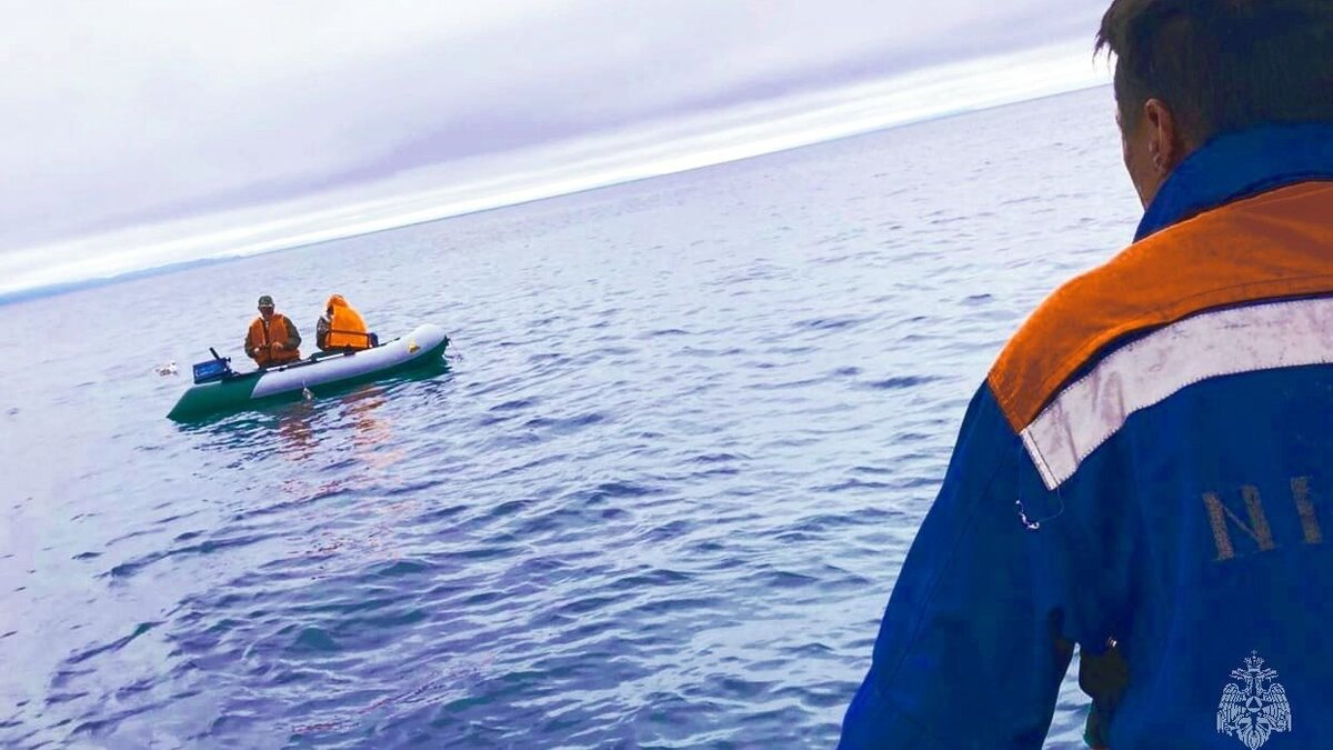     Вечером 19 июля поступило сообщение о том, что в заливе Восток в районе бухты Подосёнова в Находке уносит в открытое море лодку с двумя мужчинами на борту. Спасатели МЧС немедленно выехали на место происшествия.