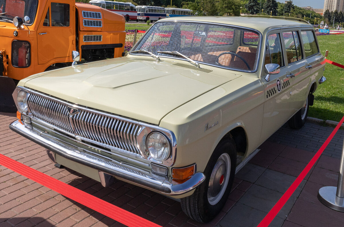 Ретрорейс» прокатился по Москве: самые яркие автомобили | Motor.ru | Дзен