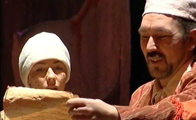 Фото: Скриншот realnoevremya.ru из видео «Г. Исхакый «Сөннәтче бабай» Сабир Өметбаев исемендәге Минзәлә татар дәүләт драма театры»/youtube.com, аккаунт «Мензеля-информ»