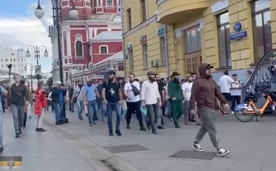 Марша мигрантов в центре москвы. Мигранты таджикистан в москве. Митинг в москве у посольства таджикистана. Митинг мигрантов. Толпа мигрантов.