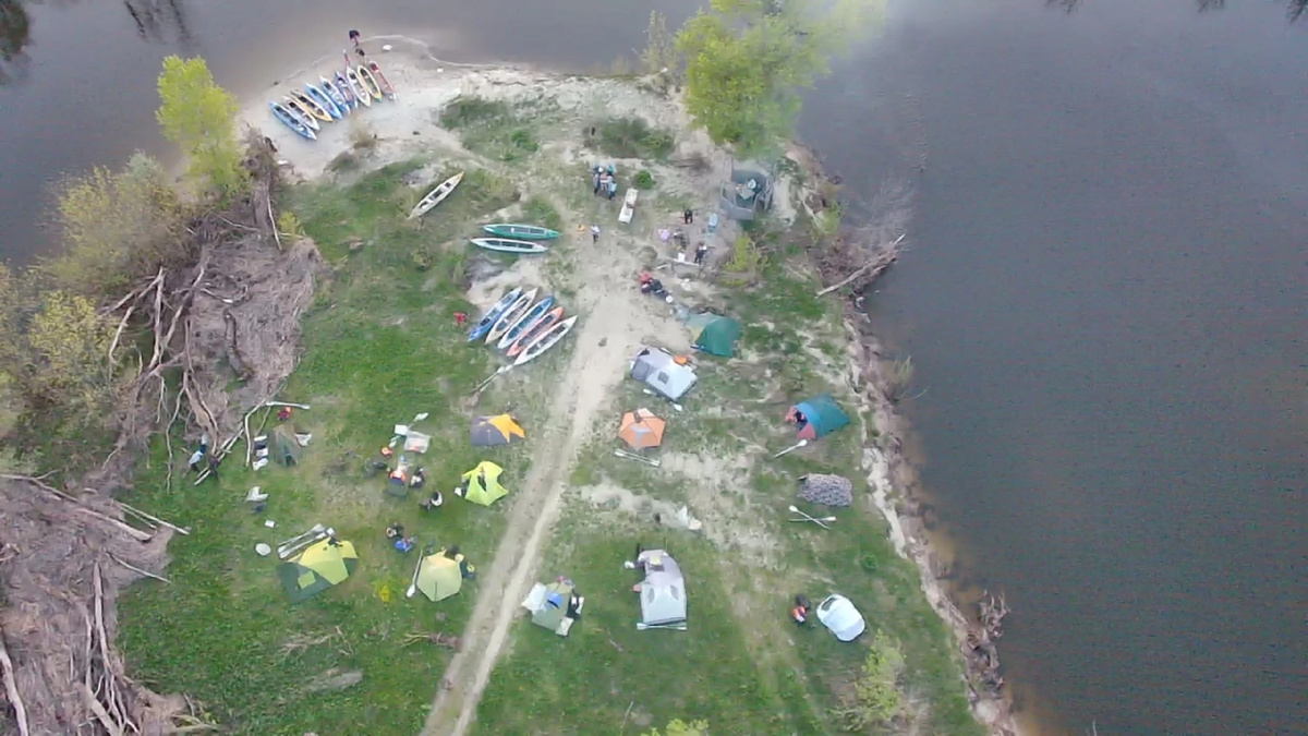 Вид с высоты квадракоптерного полёта на лагерь в мае 2022 года Инжавинский район.  Слева между двух зелёных палаток синяя точка - я